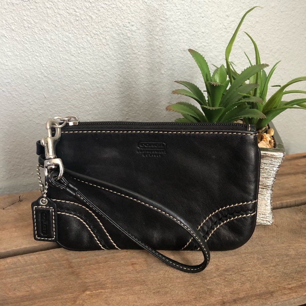 ✨SALE✨ 3/$20 Black leather Coach wristlet